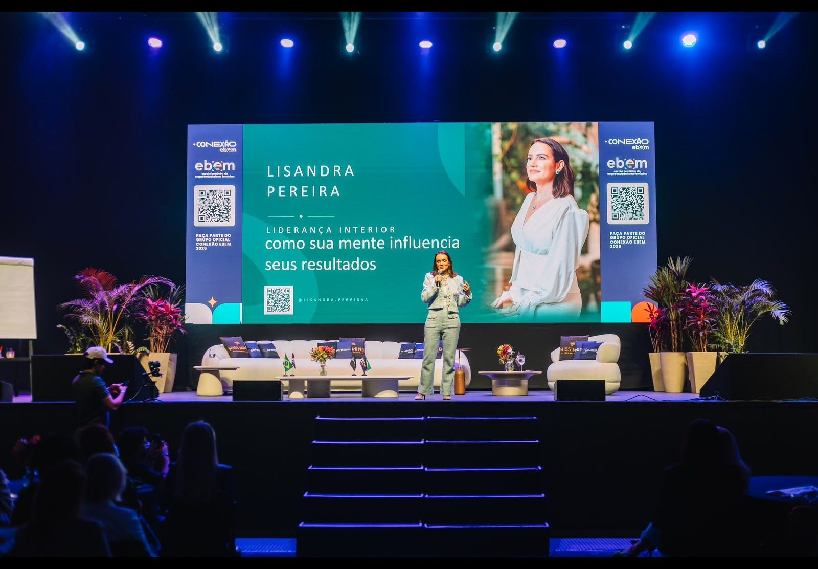 Lisandra no palco da Conexão EBEM apresentando Liderança Interior
