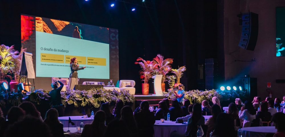 Palco com plateia em convenção corporativa